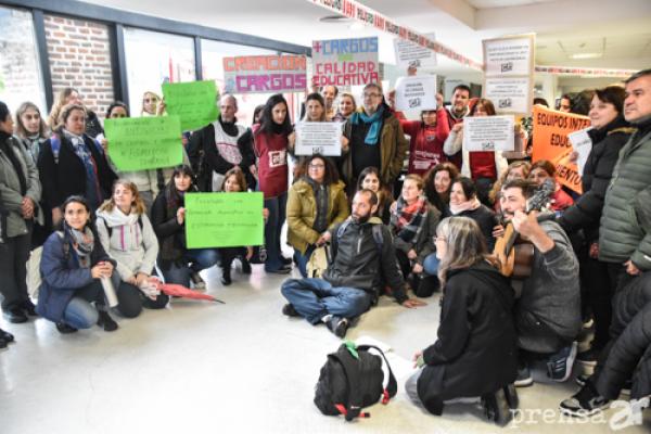 Concentración de las Escuelas Especiales frente a la sede local del Ministerio de Educación