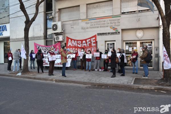 Jornada de protesta de Amsafe Rosario frente a la Caja Provincial de Jubilaciones.