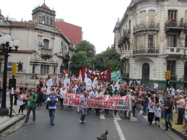 Miles de docentes y estatales en las calles