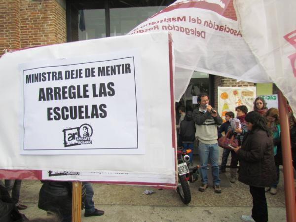 Concentración frente al Ministerio de Educación