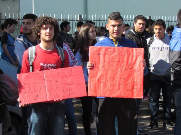 Tablerazo de estudiantes de la Técnica nº 471 para que finalicen las obras