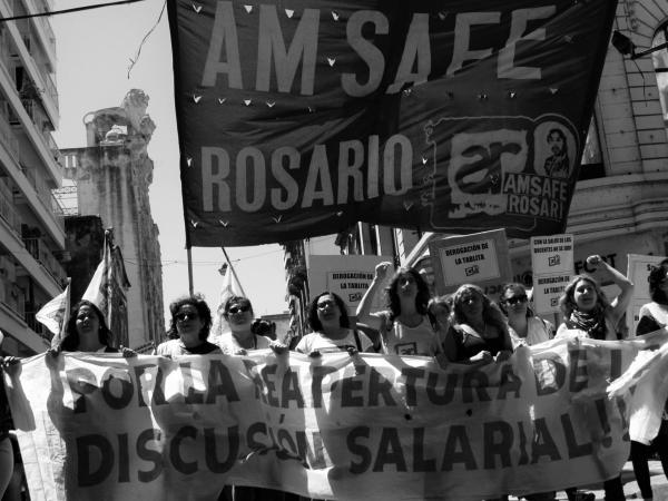 Frenemos la ofensiva del gobierno sobre los docentes y la escuela pública.