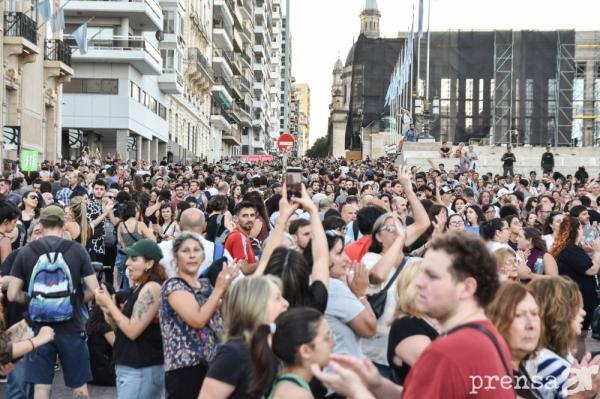 Masiva concentración y movilización que rechazo el decretazo de Milei