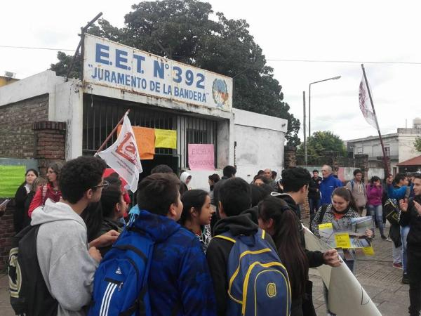 Abrazo solidario a la Escuela nº 392