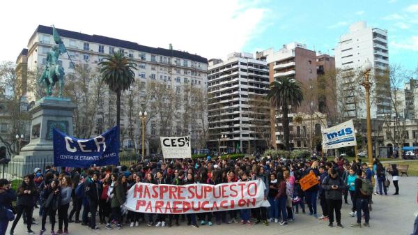 Reclamos de estudiantes secundarios en el ME