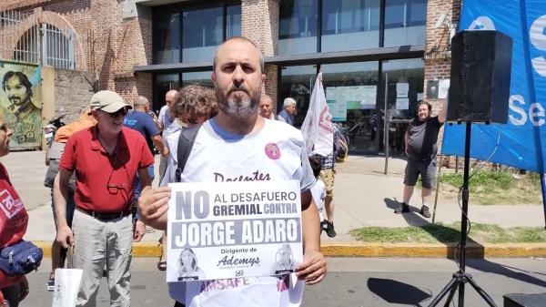 Solidaridad con el compañero Jorge Adaro