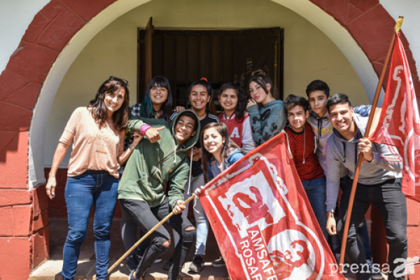 Abrazo a la Escuela n° 330 de Granadero Baigorria 