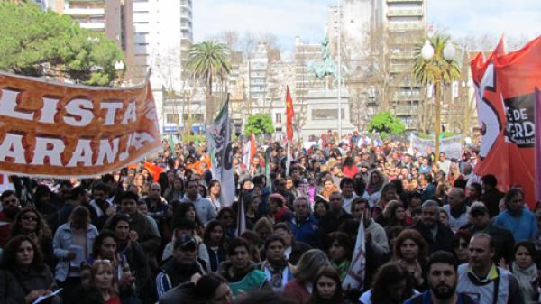 Masiva movilización de docentes y estatales   