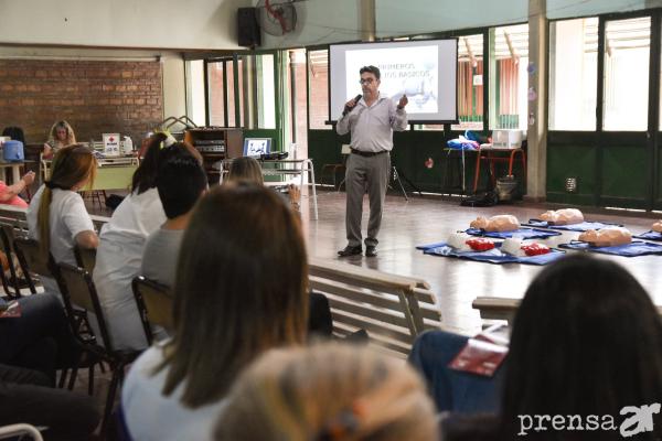 Curso de RCP Y Primeros Auxilios en la Escuela N° 114