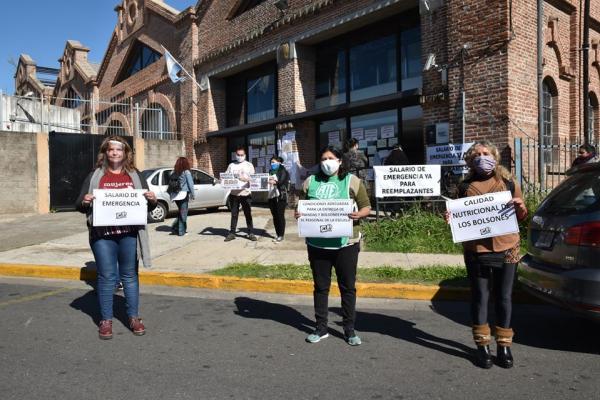 Conferencia de prensa y reclamo docente frente a un Ministerio cerrado con llave