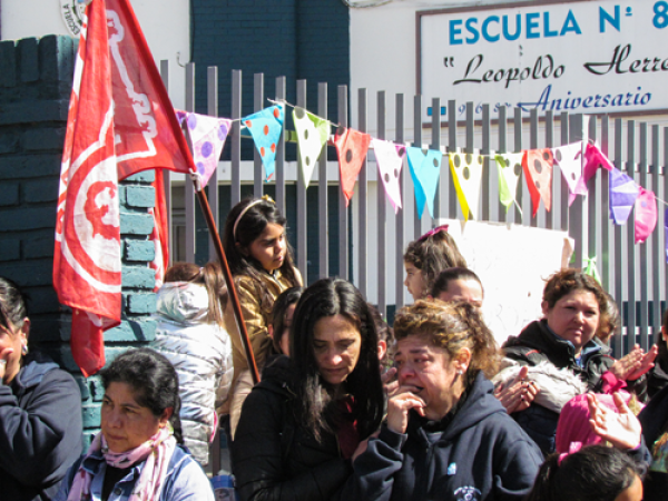 Abrazo solidario en la escuela N° 825