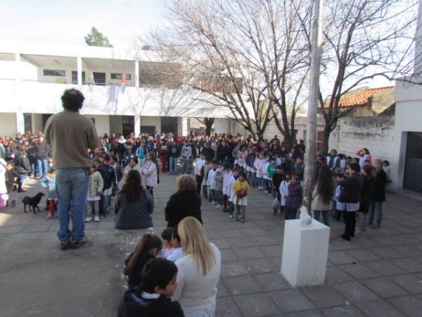 Abrazos por escuelas dignas