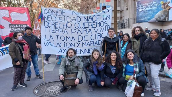 Concentración en reclamo de tierra y vivienda en el barrio Toba.