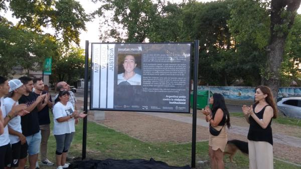 Señalización en homenaje a Jonatan Herrera