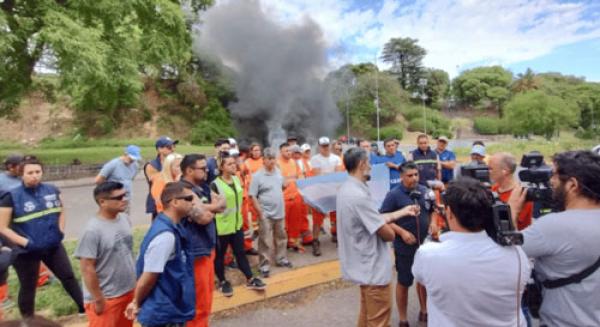 Contra los despidos nuestra solidaridad con los trabajadores portuarios