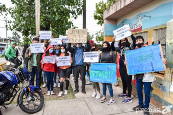 Abrazo solidario de las Escuelas Secundaria N° y Primaria N° 1095. Basta de Parches