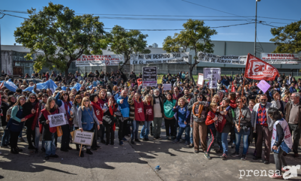 Masiva concentración frente a la sede de la Regional VI