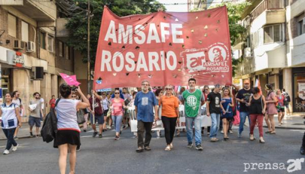 Masiva movilización de docentes y estatales