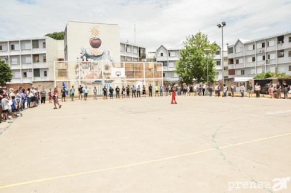 Abrazo Solidario a la Escuela Lola Mora