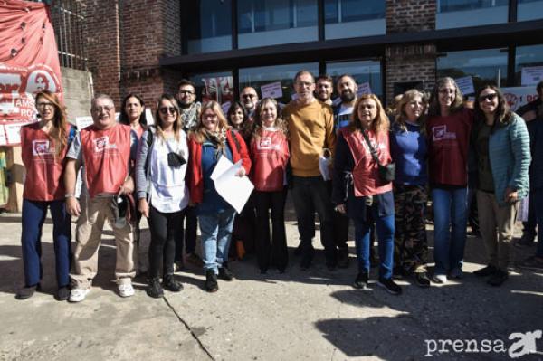 Concentración de delegadxs frente a la Regional VI