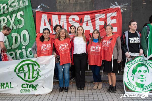 Concentración de delegadxs por la reincorporación de Natalia Cachiarelli. Nos tocan a unx nos tocan a todxs.