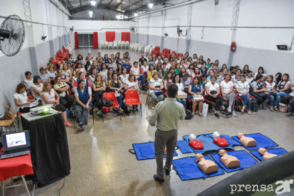 Masivo curso de RCP y Primeros Auxilios en la Escuela N° 156