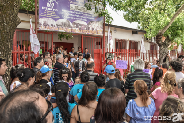 Abrazo solidario en defensa de las escuelas secundarias de empalme