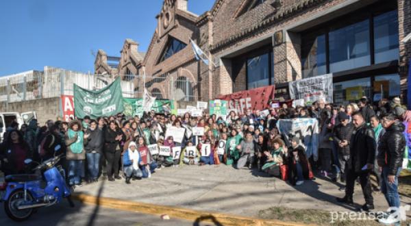 Frazadazo en el Ministerio. Ninguna escuela sin gas