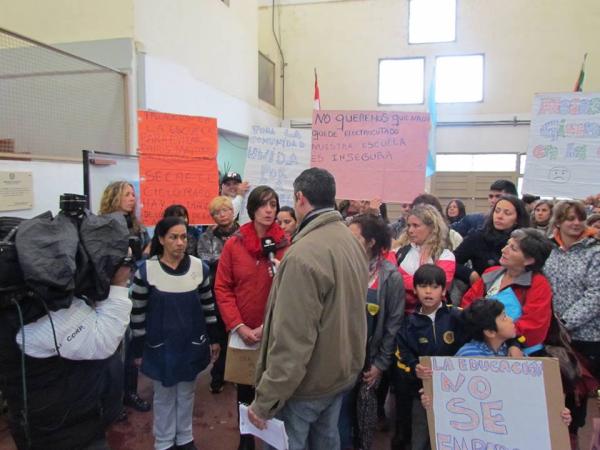 Abrazo solidario en la EESO 240 “Lola Mora”