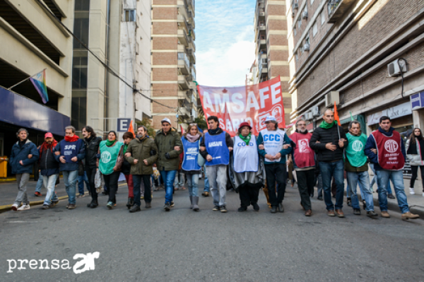 Total acatamiento al paro dispuesto por la Ctera y las dos CTA. 