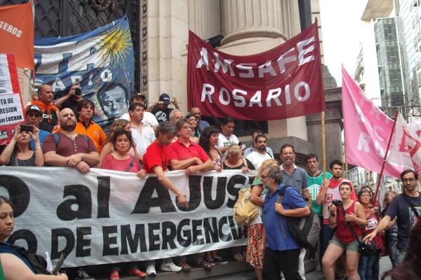 Importante movilización en Rosario por un bono de emergencia y en repudio a la represión