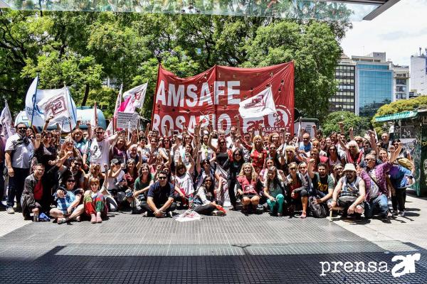 Masiva movilización al Congreso. Repudio a la votación de los Senadores