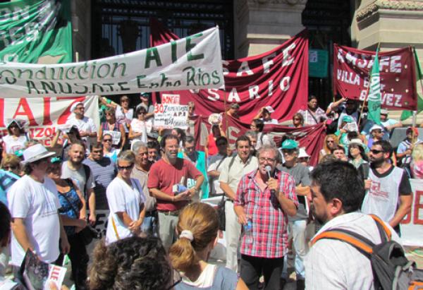 Miles de docentes por las calles de Santa Fe