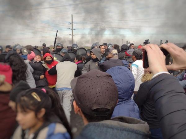 Docentes delegadxs de las escuelas interculturales bilingües en contra de la represión en Barrio Toba