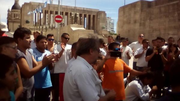 Acto de CGT y CTA en BA – Concentración de trabajadores de General Motors frente al Concejo Deliberante de Rosario