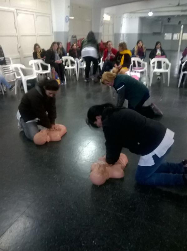 Curso de RCP y Primeros Auxilios en la escuela nº 615.