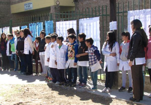 Abrazo solidario en la Escuela 1326 del Barrio Ludueña