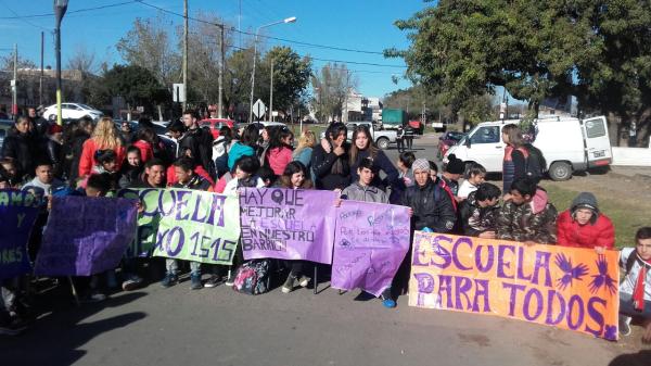 Abrazo solidario a las escuelas 515 y anexo 1515