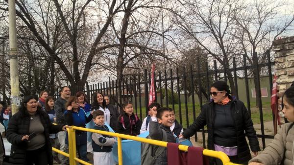 Abrazo a la Escuela Primaria 1263 por falta de Gas