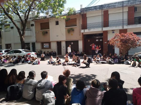 Sentada y asamblea en la Escuela Provincial de Danzas N° 5032 Nigelia Soria