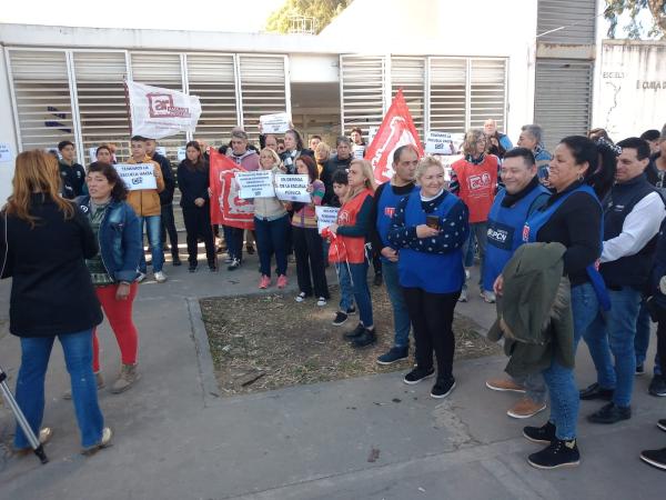 Abrazo solidario en la E.E.T.P N° 547 Héroes de Malvinas