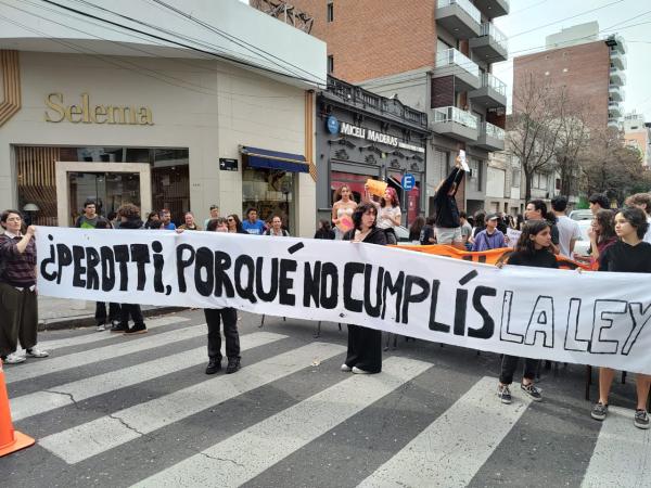 Abrazo solidario por la expropiación efectiva de la escuela Guido y Spano