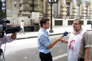 Gustavo TerÃ©s explicando el reclamo a los medios.