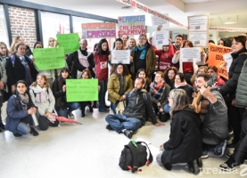 Concentración de las Escuelas Especiales frente a la sede local del Ministerio de Educación