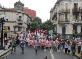 Miles de docentes y estatales en las calles