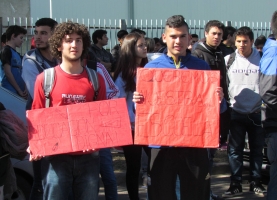 Tablerazo de estudiantes de la Técnica nº 471 para que finalicen las obras