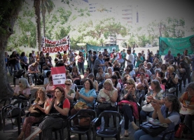 Clase abierta frente a la Gobernación con los reclamos de jubilados y activos