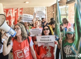 Sentada en el ministerio de educación en reclamo de traslados y titularizaciones