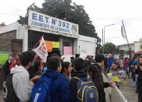 Abrazo solidario a la Escuela nº 392