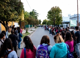 Se realizó el abrazo solidario al I. S. N° 24 “Héroes de Malvinas” de Villa Gdor Gálvez y se continuó con un reclamo al Ministerio